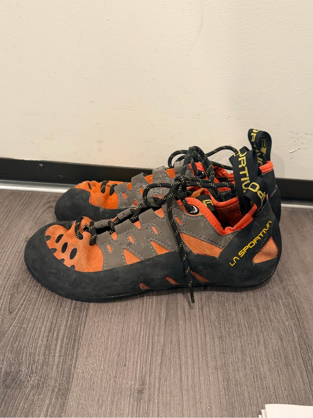 La Sportiva Tarantulace Rock Climbing Shoes Womens 7 EU 39.5 orange Gray